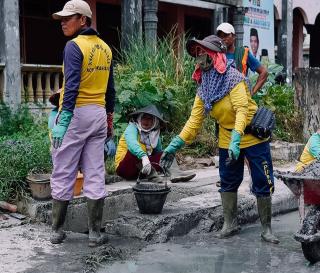 Dinas PUPR Pekanbaru Bersihkan Drainase Tersumbat di Jalan Cempaka