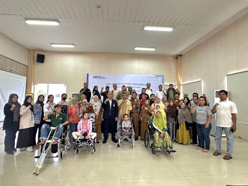 Angkasa Pura Berikan Bantuan 39 Kursi Roda bagi Difabel di Pekanbaru