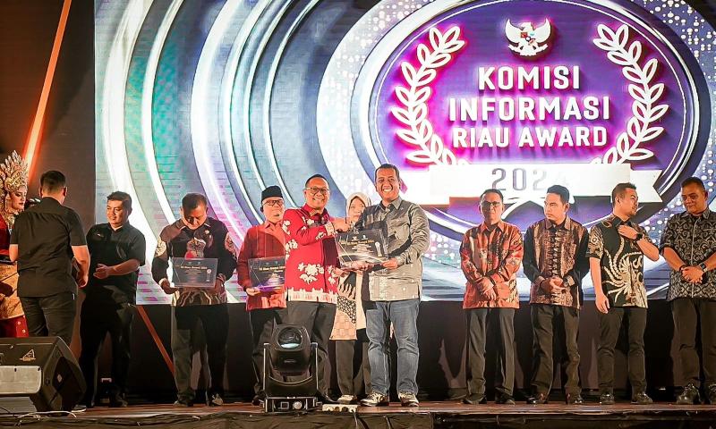 PPID Utama Meranti dan SMKN 1 Tebingtinggi Terima Penghargaan KI Riau Award Tahun 2024