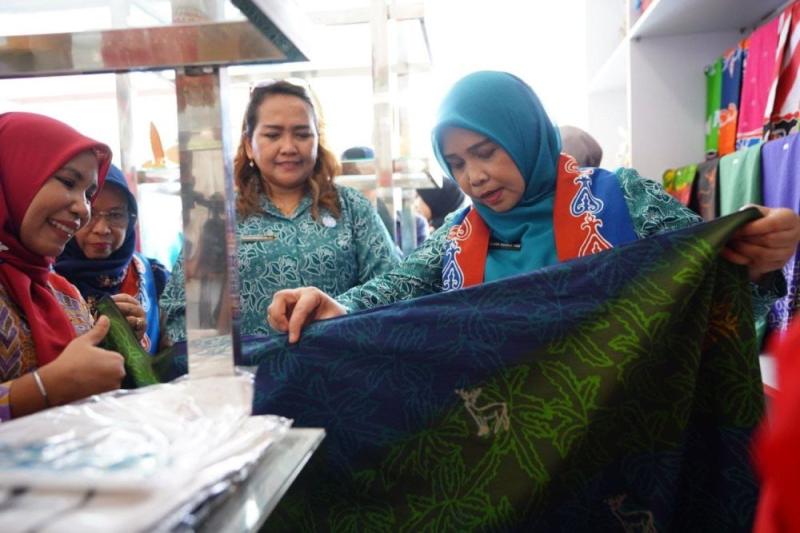 Yuk Ikutan! Dekranasda Gelar Lomba Desain Motif Tenun dan Batik Khas Riau