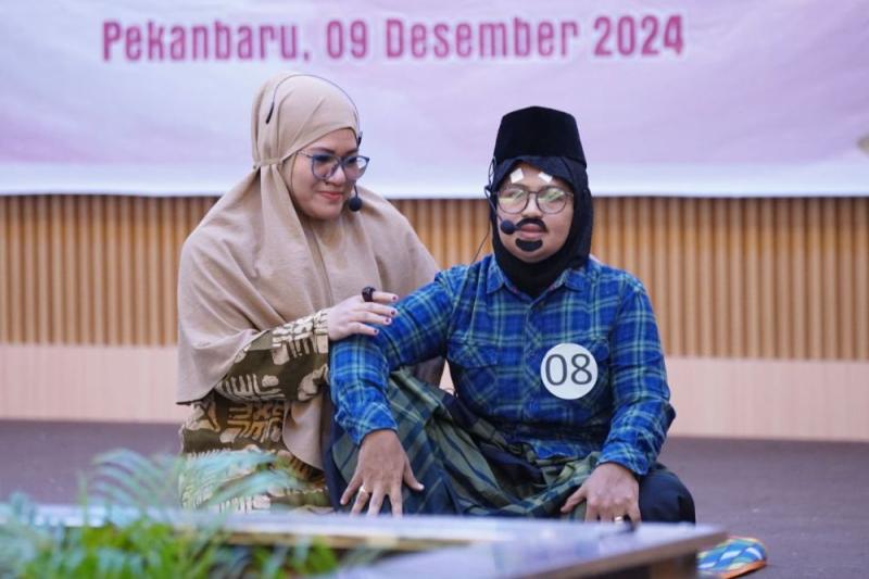 Gedung Wanita Riau Riuh, Suara Pantun Bersahutan