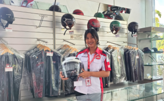Tips Merawat Helm Agar Tetap Nyaman Berkendara di Musim Hujan