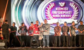 PPID Utama Meranti dan SMKN 1 Tebingtinggi Terima Penghargaan KI Riau Award Tahun 2024