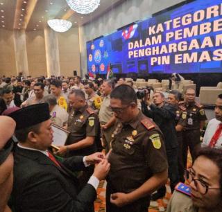 Kajati Maluku Agoes Soenanto Prasetyo Terima Penghargaan & Pin Emas dari Menteri ATR/BPN