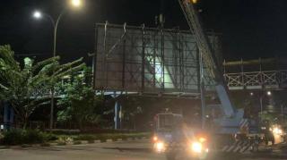 Penertiban Tiang Reklame di Jalan Jenderal Sudirman Pekanbaru Terus Berlanjut