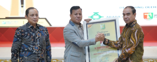 Bupati Kuansing Raih Penghargaan Kategori Alumni Pilihan "Inovasi Kepala Daerah Kabupaten/Kota