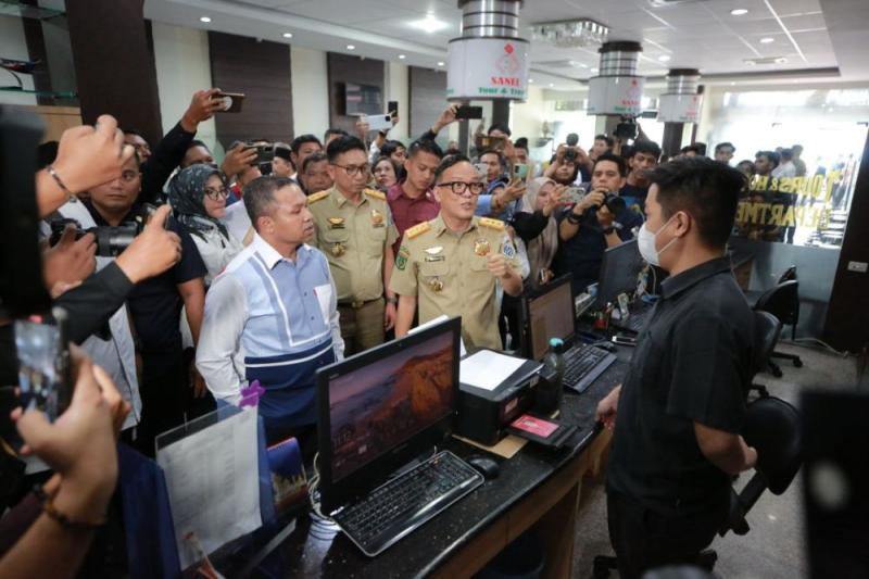 Usai Disidak Wamenaker dan Gubernur Riau, Kantor Sanel Tour and Travel Disegel