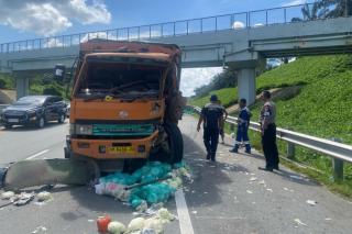 Truk Kecelakaan di Tol Pekanbaru-Dumai, Muatan Sayur Berserakan
