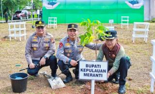 Kapolda Riau Tanam Pohon di Meranti, Bupati Asmar: Ini Kebanggaan Bagi Kami