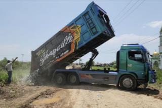 17 Truk Tronton Dikerahkan: Pemprov Riau Perbaiki Jalan Utama Sinaboi Rohil