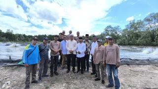 Bupati Inhil Tinjau Tambak Udang Vaname di Tanjung Apek