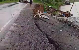 Jalan Lintas Rengat-Tembilahan Terancam Longsor, Dinas PUPR Riau Siapkan Tiang Pancang dan Geobag