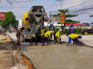 Mulai Diperbaiki, Pemko Pekanbaru Semenisasi Beton Jalan Dharma Bakti
