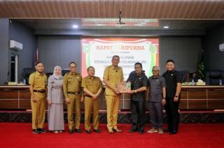 Wabup Muzamil Serahkan Ranperda LPP APBD 2024 kepada DPRD