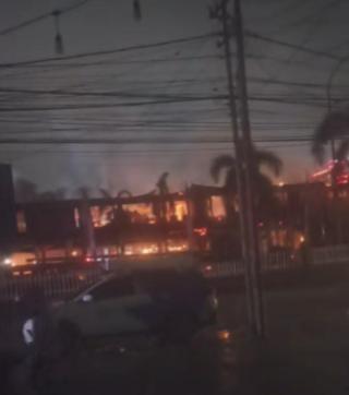 Jelang Subuh, Kantor Disnakertrans Riau Ludes Terbakar