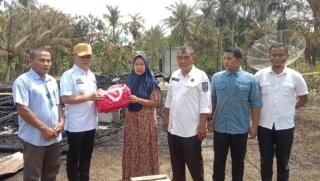Bupati Asmar Tinjau Lokasi Kebakaran di Desa Alahair, Salurkan Bantuan untuk Korban