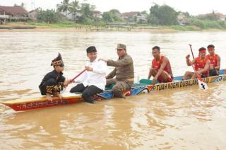 Gubernur Riau dan Dikha Mendayung Jalur di Batang Kuantan, Warga Bersorak Riuh