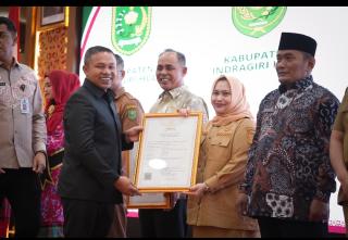 Bupati Kasmarni Terima dua Sertifikat KIK dari Kementerian Hukum RI