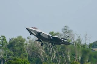 Uji Interoperabilitas: F-16 TNI AU dan F-35 RAAF Bertempur di Langit Pekanbaru