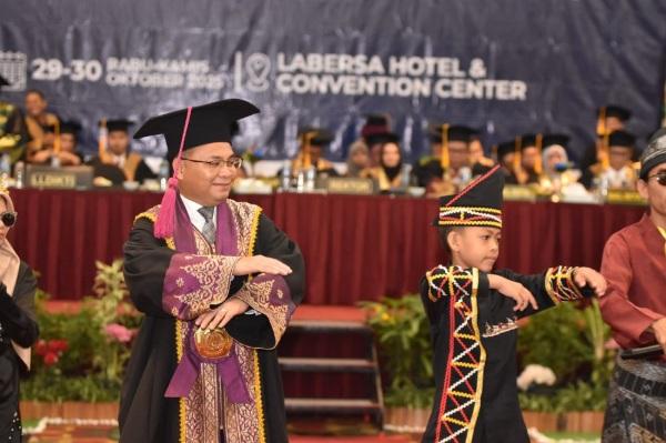 Bocah Joki Pacu Jalur Viral Dhika Aura Farming Meriahkan Wisuda Unilak