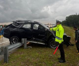 Fortuner Tabrak Pembatas Jalan di Tol Pekanbaru-Bangkinang, 1 Penumpang Luka Berat