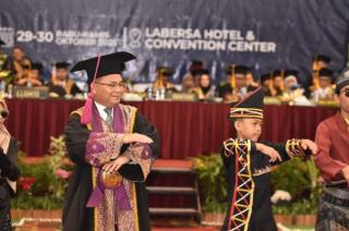 Bocah Joki Pacu Jalur Viral Dhika Aura Farming Meriahkan Wisuda Unilak