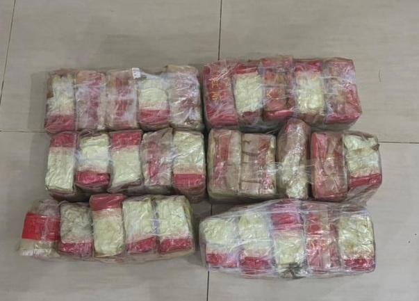 Polda Riau Cegat Minibus Memuat 30 Kg Sabu di Gerbang Tol Bathin Solapan Bengkalis