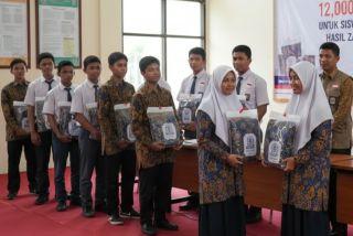 Baznas Riau Salurkan Zakat ASN dan Warga, 12 Ribu Siswa SMA Terima Bantuan Seragam