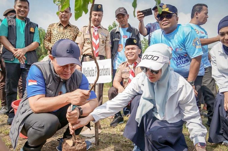 Wali Kota dan Wawako Pekanbaru Tanam 1.000 Pohon, Hijaukan Sport Center Kulim