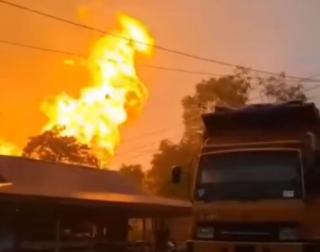 Duarrr! Pipa Gas Tanam Meledak di Kemuning Inhil, Kobaran Api Menjulang Tinggi ke Angkasa