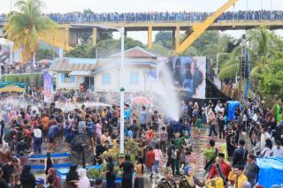 Walikota Pekanbaru Ikut Berendam Bersama Warga dalam Tradisi Petang Belimau