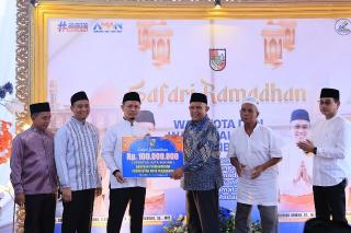 Wako Pekanbaru Salurkan Sejumlah Bantuan Dalam Safari Ramadan 1447 H di Tuah Madani
