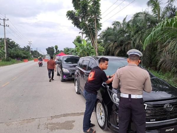Ada Perbaikan Jalan, Jalintim KM 76 Pelalawan Terapkan Rekayasa Lalu Lintas Satu Arah