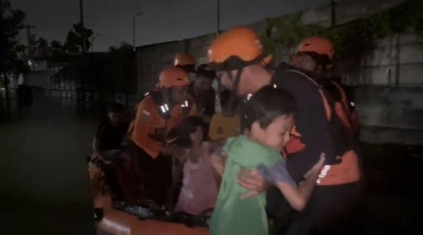 Terjebak Banjir, Warga Pekanbaru Dievakuasi Basarnas