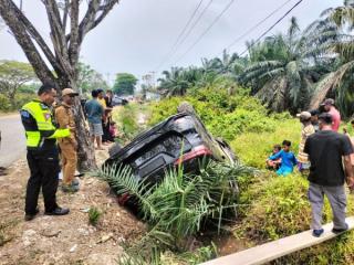 Kecelakaan Lintas Dumai–Pakning: Mobil Fortuner Wakil Ketua DPRD Bengkalis Masuk Parit