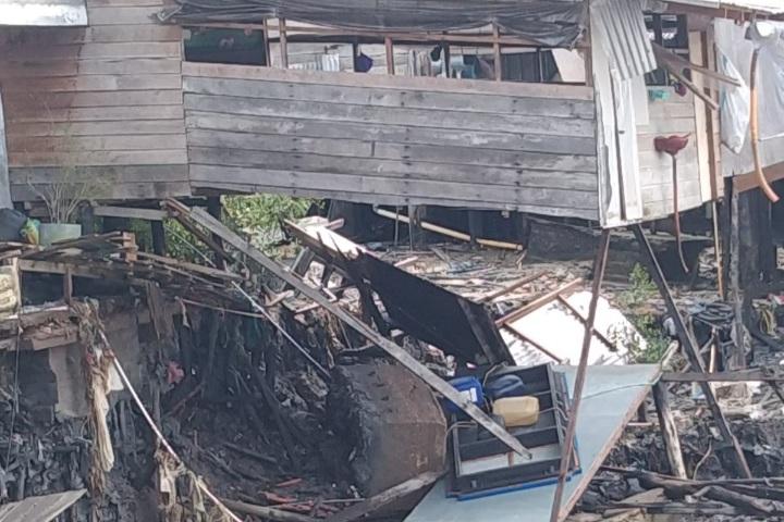 Longsor di Kuala Enok Inhil: Empat Rumah Terjun ke Sungai, Belasan KK Terdampak