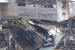 Longsor di Kuala Enok Inhil: Empat Rumah Terjun ke Sungai, Belasan KK Terdampak